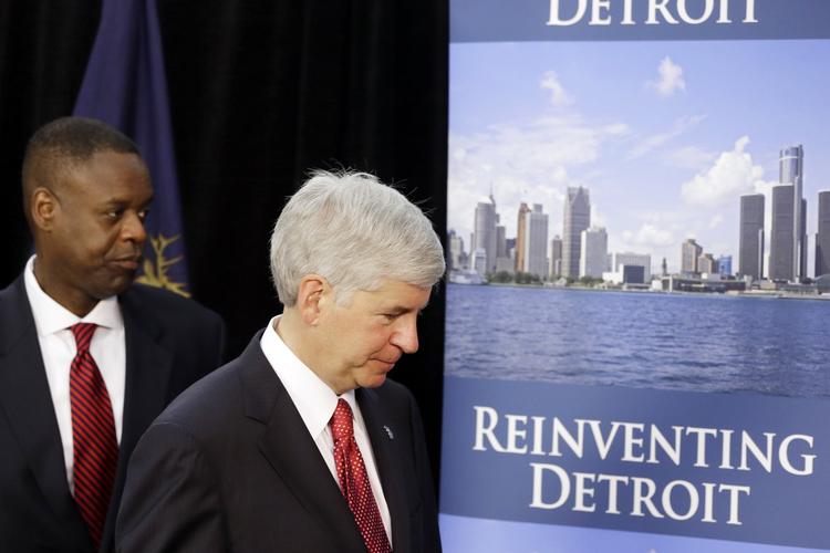 Konkurs. Detroit i Michigan er endnu ikke begæret konkurs. Statens guvernør Rick Snyder (til højre) samt Kevyn Orr, der er udnævnt til kriseleder begærede ellers byen konkurs i sidste uge. 