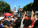 Opråb. Demonstranter samles i hovedstaden, Tunis, efter mordet på oppositionspolitikeren Mohamed Brahmi. Regeringspartiets lokaler blev angrebet i blandt andet Tunis. 