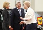 Tysklands forbundspræsident, Joachim Gauck, ses her med sin kon Daniela Schadt (til venstre) og Litauens præsident Dalia Grybauskaite ved et møde i Litauens hovedstad, Vilnius, tidligere på måneden. 