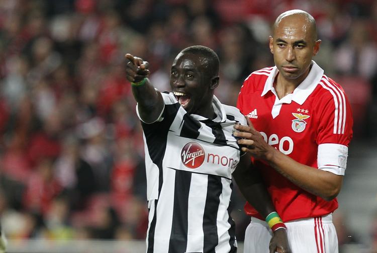 boykot. Newcastles Papiss Cisse (tv) i en tidligere spilletrøje, som han ikke har noget imod at spille i. 
