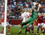 rutsjebanetur. Det startede godt for Norge, der scorede mod Danmark efter dette hjørnespark i EM-semifinalens 3. minut. Men derefter dominerede Danmark, som dog måtte bukke under i straffesparkskonkurrencen. 