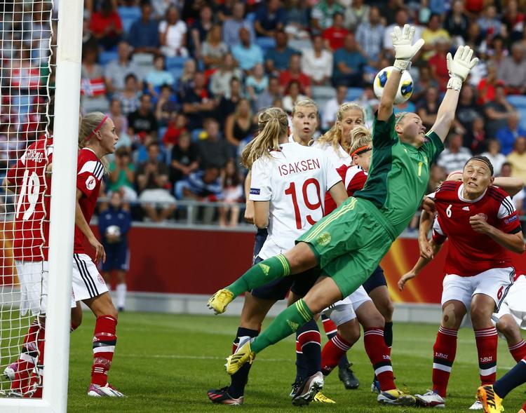 rutsjebanetur. Det startede godt for Norge, der scorede mod Danmark efter dette hjørnespark i EM-semifinalens 3. minut. Men derefter dominerede Danmark, som dog måtte bukke under i straffesparkskonkurrencen. 