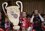 overlegne. Bayern-fans holder en kopi af Champions League-trofæet med Uli Hoeness' portræt før finalen mod Dortmund, som sydtyskerne vandt. 