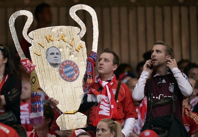 overlegne. Bayern-fans holder en kopi af Champions League-trofæet med Uli Hoeness' portræt før finalen mod Dortmund, som sydtyskerne vandt. 