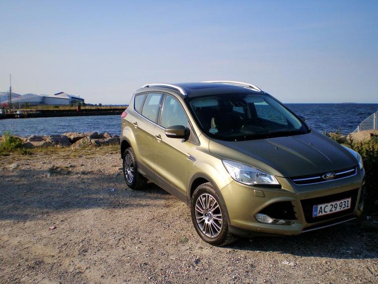 Alsidig. Her er Ford Kuga i yderst moderat terrænkørsel. Med firehjulstræk kan den godt klare lidt større forhindringer. 