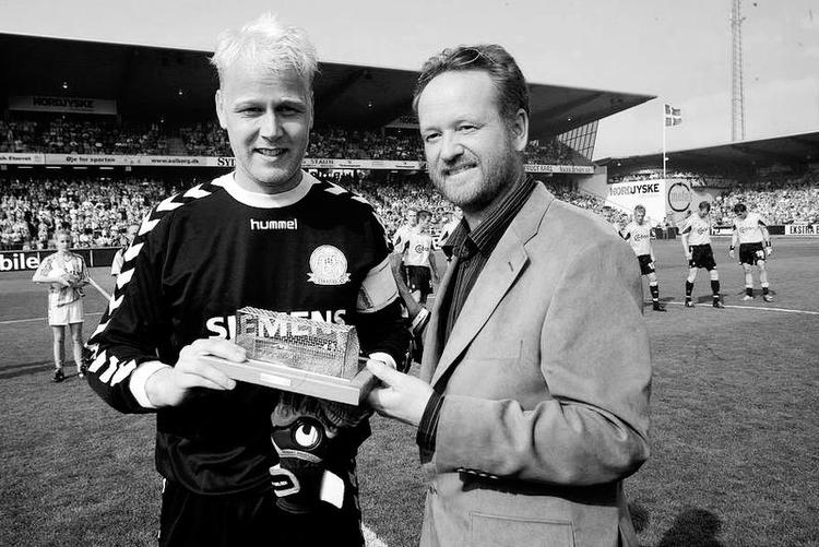 Historie. Jens Jørgen Brinch (t.h.) overrækker Det gyldne Bur til AaBs målmand Jimmy Nielsen. Foto: Ole Kjær/POLFOTO 