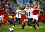 kritiker. Danmark roses for smukt pasningsspil i semifinalen, mens svensk fodboldkommentator ikke har meget tilovers for den norske muldvarpe-taktik. 