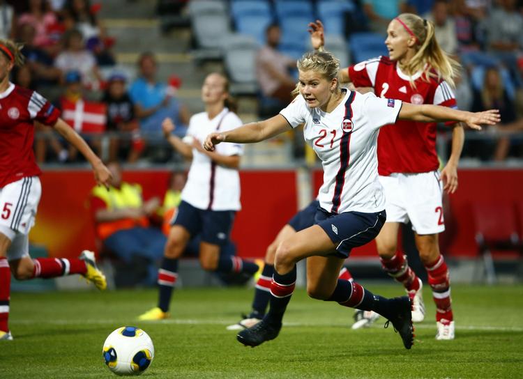 kritiker. Danmark roses for smukt pasningsspil i semifinalen, mens svensk fodboldkommentator ikke har meget tilovers for den norske muldvarpe-taktik. 