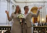 Kærlighed. Den seneste tid har flere lande og stater åbnet op for homoægteskaber. Her fejrer et amerikansk fra Californien deres bryllupsdag. 
