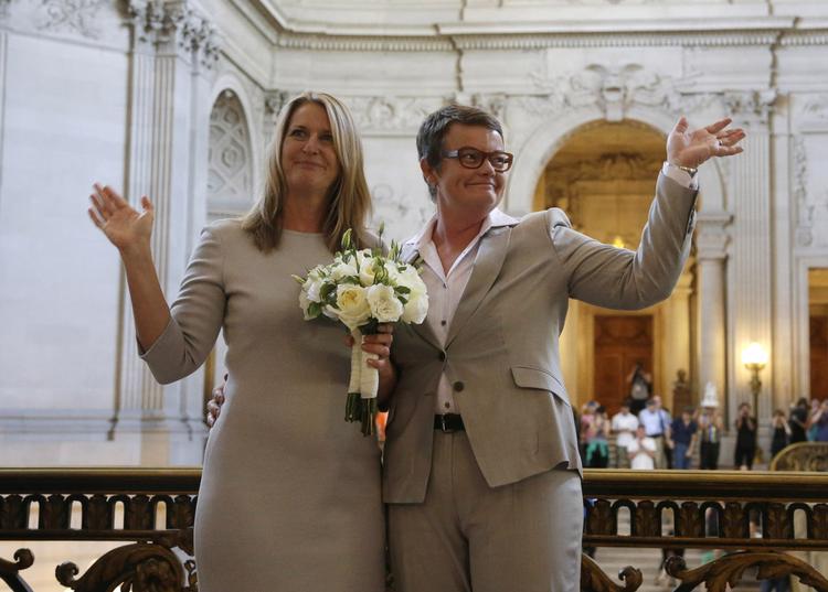 Kærlighed. Den seneste tid har flere lande og stater åbnet op for homoægteskaber. Her fejrer et amerikansk fra Californien deres bryllupsdag. 