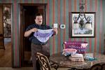 Bernie. Jack Black spiller rollen som verdens flinkeste bedemand. 