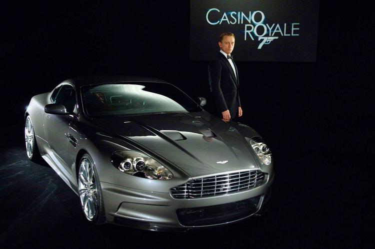 Stilfuld. Aston Martin er i perioder tjenestebil for James Bond. Den ærkebritiske 007-agent må se i øjnene, at bilen snart har en tysk motor. 