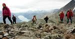 GENGANGERNE. Gå 'Besseggen' i Jotunheimen og få et sug i maven. Sammen med alle de andre. Bemærk de stive arme. Rigor Mortis har allerede sat ind. 