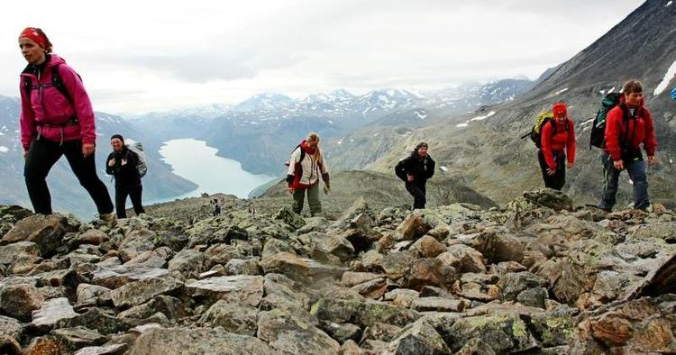 GENGANGERNE. Gå 'Besseggen' i Jotunheimen og få et sug i maven. Sammen med alle de andre. Bemærk de stive arme. Rigor Mortis har allerede sat ind. 
