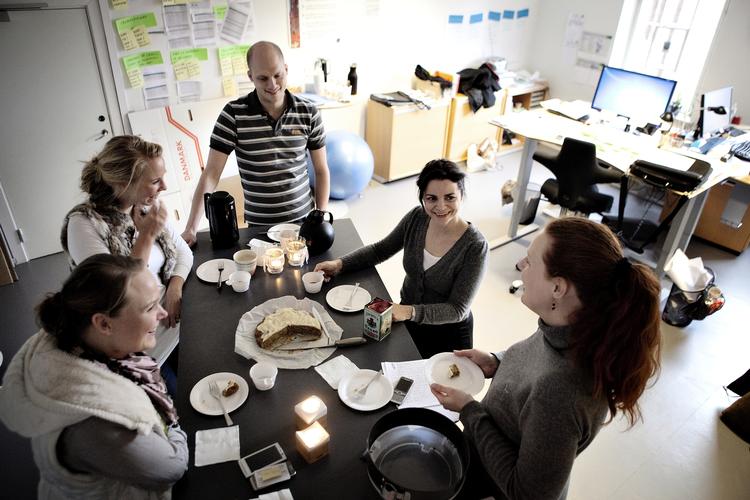 Kaffepause. Arbejdspsykolog, lektor Einar Baldvin Baldursson, opfordrer til at holde flere pauser og minimere spildtid på frugtesløse møder. 