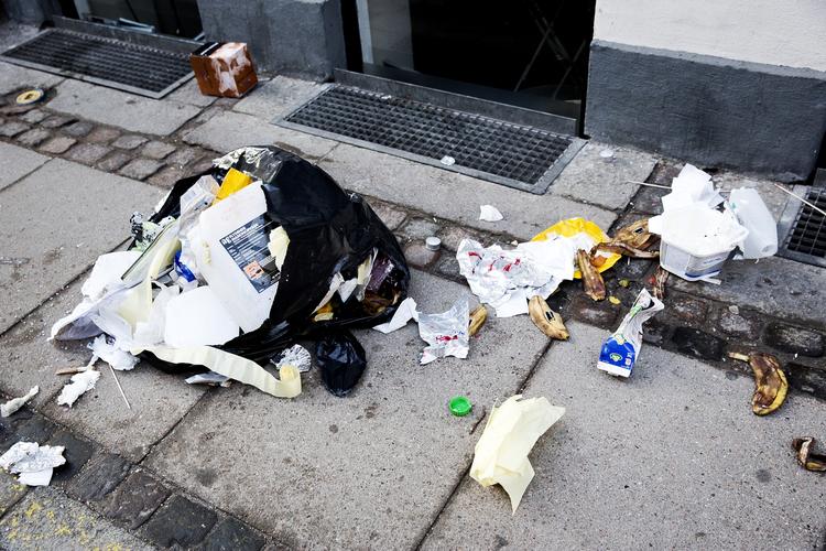 Affald. Hver eneste morgen vågner københavnerne op til skraldefyldte gader. 