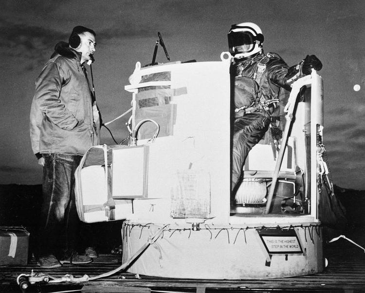 Forsøg. Joseph Kittinger i et U.S. Air Force rumlaboratorium i 1959. 