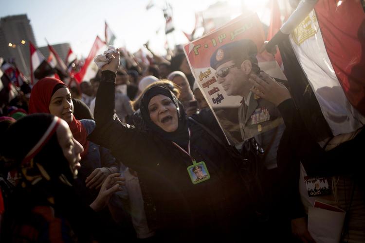 Opbakning. Tahrirpladsen er fuld af egyptere, der støtter militæret, som har afsat præsident Mohamed Morsi. 