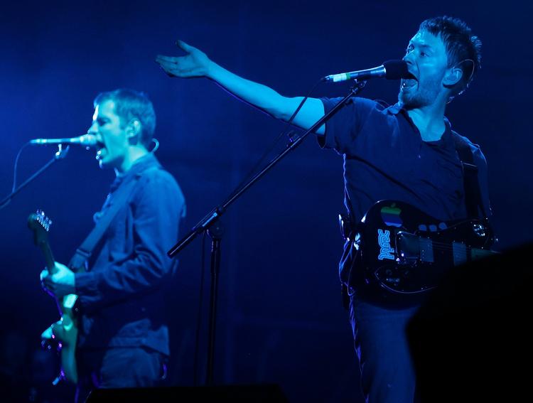 Boykot. Radioheads Thom Yorke (th.) har fjernet en del af sin musik fra Spotify i protest mod uoverkommelige forhold for upcoming bands. Deres exit afstedkommer en mistillid, der ikke tjener de nye artister. For ifølge musiktjenesterne selv er det dem, der er mest populære. 