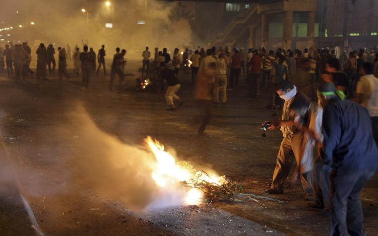 Uro. Billede fra sammenstødene ved Rabaa-moskeen i nat. Foto: AP 