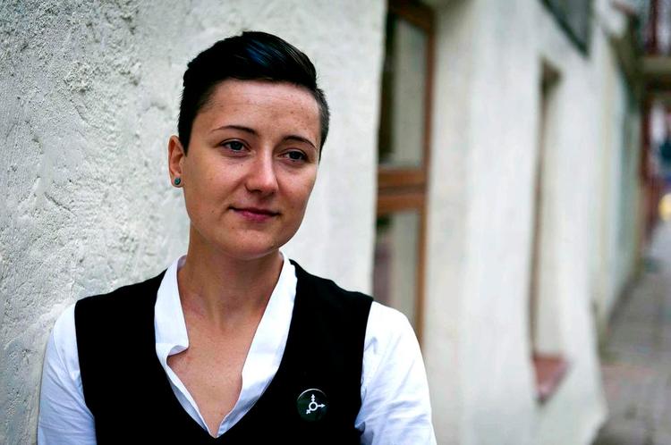 Anderledes. Ing Stanke føler, at mange i Litauen ser skævt til hende. Engang var hun nødt til at forlade en restaurant, fordi gæsterne ved nabobordet begyndte at råbe, at sådan en som hende skulle prøve at se sig selv i spejlet. Med dagens parade vil hun vise, at hun ikke skammer sig. 