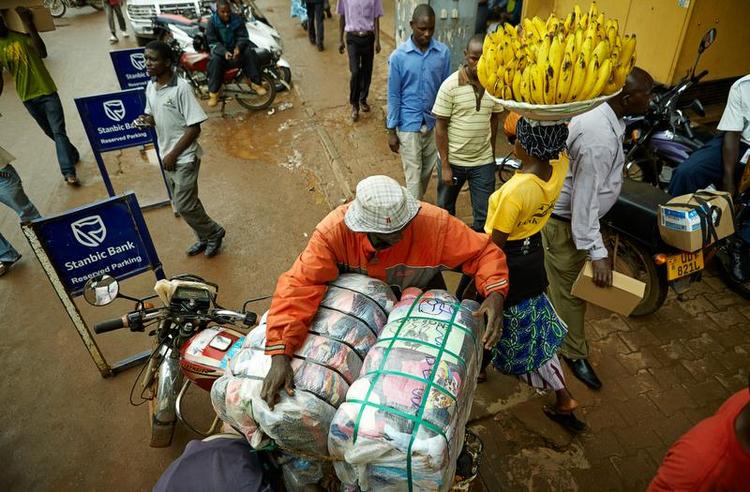 Der er mange afrikanere der tjener til dagen og vejen ved vidreesalg af genbrugstøj 