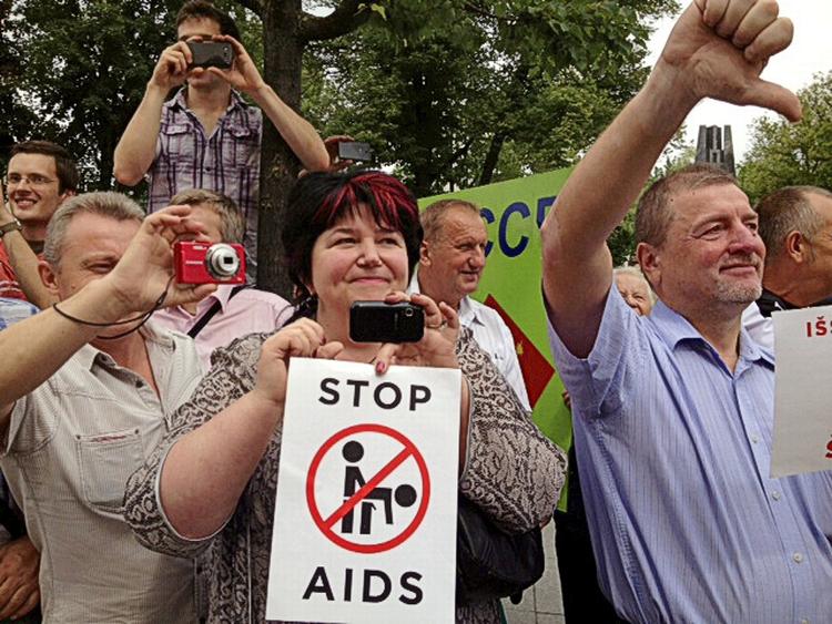 Modstand. Hundredvis af mennesker mødte op for vise deres modstand til dagens parade i Vilnius. Litauen er kendt som et af de lande i Europa, hvor seksuelle minoriteter har det sværest. 