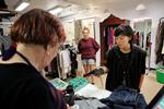 Få danskere er bevidste om, at genbrugsbutikkernes overskudstøj ender i butikker i U-landene. 
