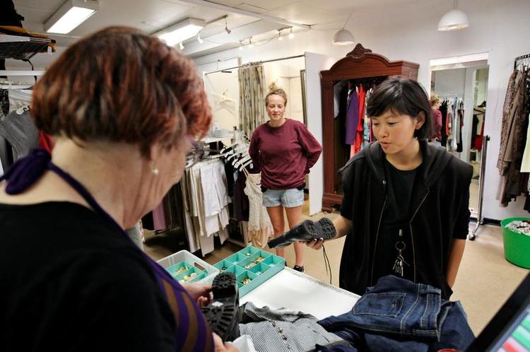 Få danskere er bevidste om, at genbrugsbutikkernes overskudstøj ender i butikker i U-landene. 