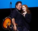 Musikpar. Patti Scialfa på scenen med sin verdensberømte husbond, Bruce Springsteen. 