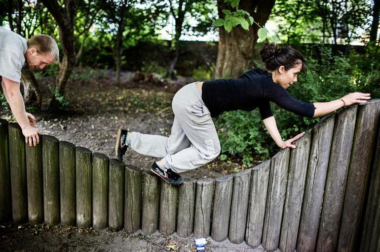 Krumspring. Foreningen Parkour DK står bag dagens undervisning i Fælledparken, men lokationen skifter ofte. De undervisere, foreningen bruger, er også en del af crewet i firmaet Street Movement, som Københavns Kommune blandt andre samarbejder med. 