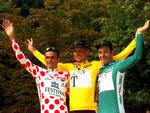 dopet. Jan Ullrich (midt) fejres som vinder af Tour de France 1997, mens holdkammeraten Erik Zabel (th) vandt sprinternes konkurrence og Richard Virenque fik bjergtrøjen til Festina-holdet, der året efter blev smidt ud af Touren efter en dopingskandale. 