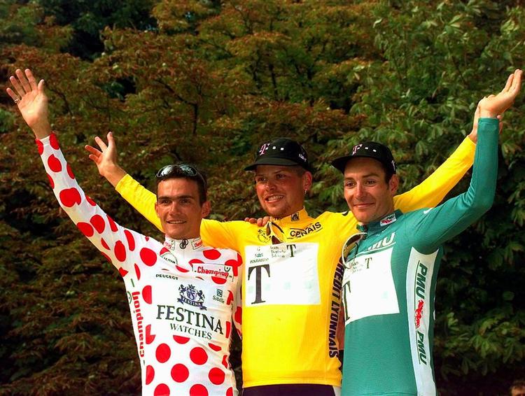 dopet. Jan Ullrich (midt) fejres som vinder af Tour de France 1997, mens holdkammeraten Erik Zabel (th) vandt sprinternes konkurrence og Richard Virenque fik bjergtrøjen til Festina-holdet, der året efter blev smidt ud af Touren efter en dopingskandale. 