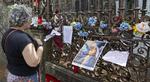 EFTERLADT. De 78 omkomne i togulykken er alle identificeret, og familierne er underrettet. Ved katedralen i Santiago de Compostela bliver der lagt blomster og mindeord. 