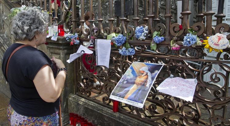 EFTERLADT. De 78 omkomne i togulykken er alle identificeret, og familierne er underrettet. Ved katedralen i Santiago de Compostela bliver der lagt blomster og mindeord. 