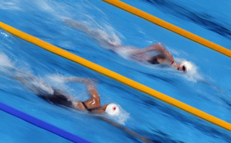 Hurtigst. Den olympiske 800 meter fri-mester, Katie Ledeccky (th.), var hurtigst i det indledende heat på den halve distance, da VM blev indledt i dag. 