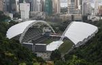 dræberbane. Flere Premier League-hold varmer op til sæsonen på en bane i Hongkong, der er ødelagt af heftig regn og reparationer med sand. Her forsøger banen beskyttet med hvide plasticstykker. 