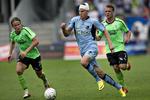 nærkampe. Randers FC's Jonas Borring (nummer to fra højre) kom til skade i en hovedstødsduel med OB's Esben Ruud, der måtte have lappet en flænge ved øjet sammen. 
