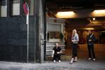 slut. Nu kan rygerne ikke engang gå en tur på gaden eller på en anden måde nyde tobak under åben himmel, hvor de ellers antageligt ikke burde genere andre end fuglene. 