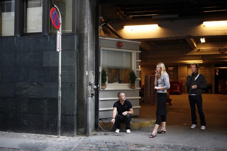slut. Nu kan rygerne ikke engang gå en tur på gaden eller på en anden måde nyde tobak under åben himmel, hvor de ellers antageligt ikke burde genere andre end fuglene. 