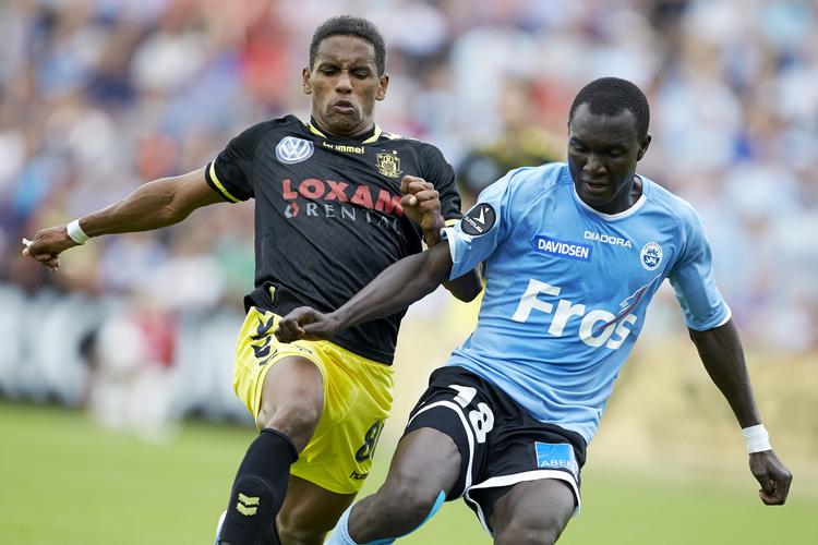 Duel. Quincy Antipas (BIF 80) og Adama Guira (Sønderjyske 18). 