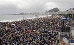 Millionopbud. Op mod tre millioner mennesker indtog i dag den fire kilometer lange Copacabana-strand for at tage afsked med paven. 