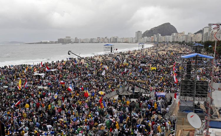 Millionopbud. Op mod tre millioner mennesker indtog i dag den fire kilometer lange Copacabana-strand for at tage afsked med paven. 