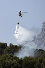 Indsats. I dag benyttede 370 brandfolk, frivillige og militærfolk sig af 24 fly og helikoptere i kampen mod flammerne. 