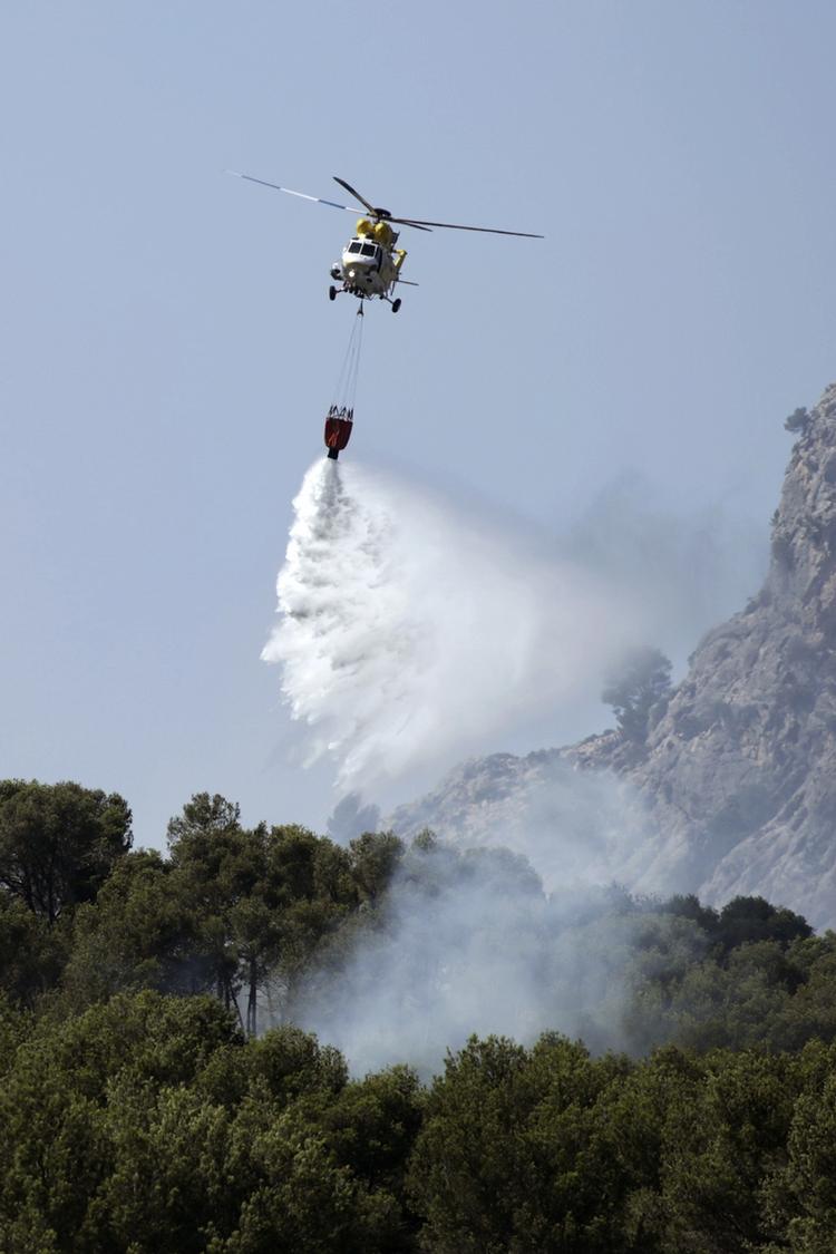 Indsats. I dag benyttede 370 brandfolk, frivillige og militærfolk sig af 24 fly og helikoptere i kampen mod flammerne. 