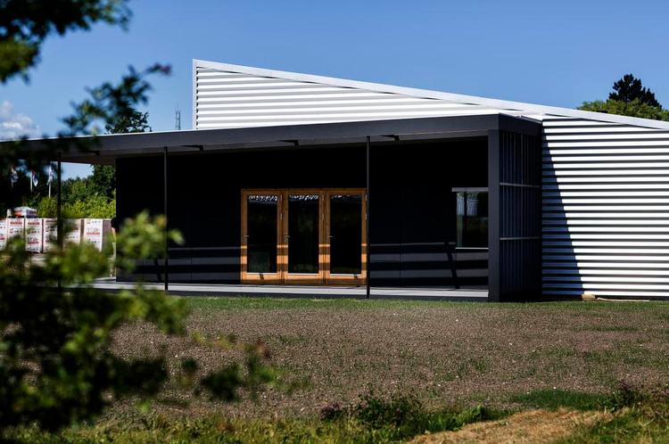 Maskeret genbrug. Det er svært at se, at det er to gamle shippingcontainere, der udgør skelettet i det 129 kvadratmeter store parcelhus. De blev placeret på grunden i marts 