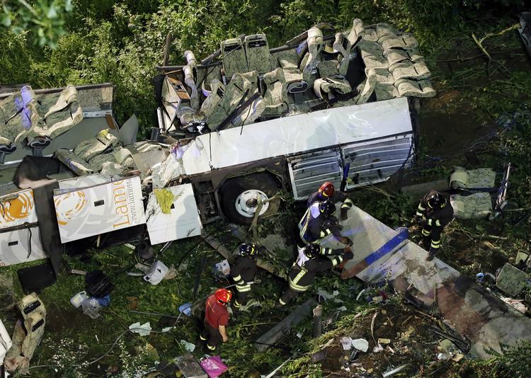 Ulykke. Bussen er revet så meget fra hinanden, at det er svært at se, den nogensinde har været en bus. 