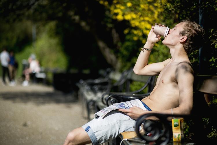 Hydrer. Husk at drikke rigeligt i weekenden. Vand altså. 