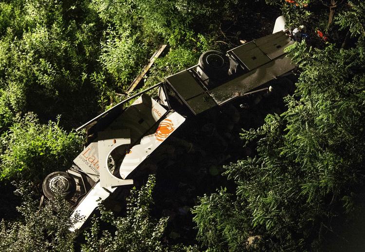 SMADRET. En bus i Italien med mindst 49 personer ombord styrtede i nat op mod 30 meter ned. 