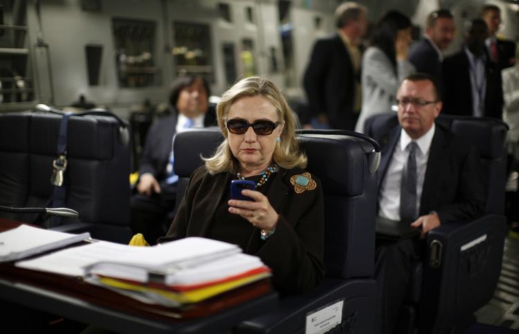 Lydløs. Selvom Hillary Rodham Clinton ikke længere fungerer som udenrigsminister, forlyder det at hun ikke haft noget at gøre med serien om hendes liv. 